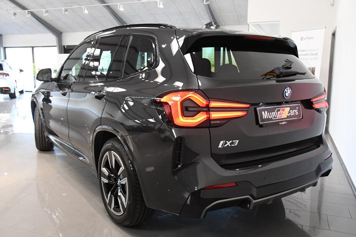 Grå BMW iX3 fra 2024