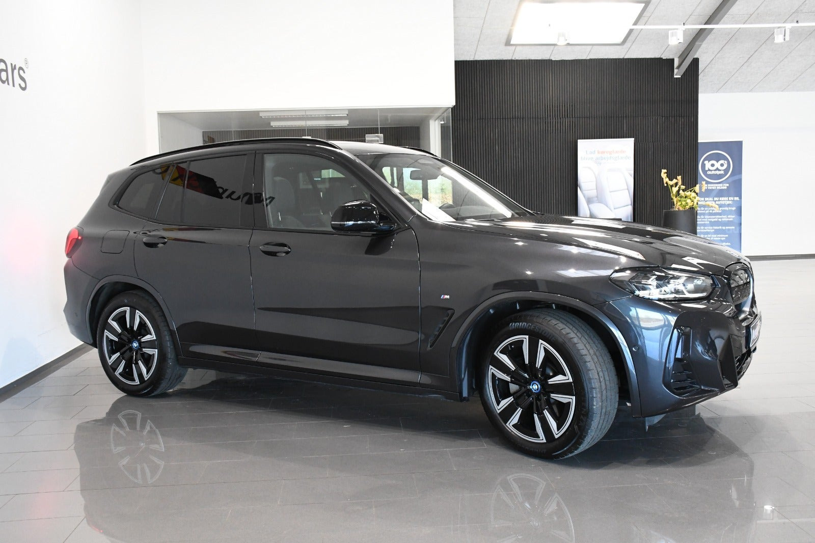 Grå BMW iX3 fra 2024
