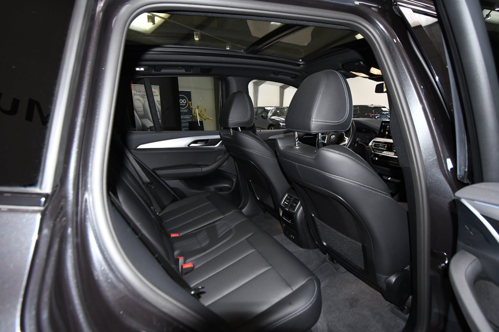 Grå BMW iX3 fra 2024