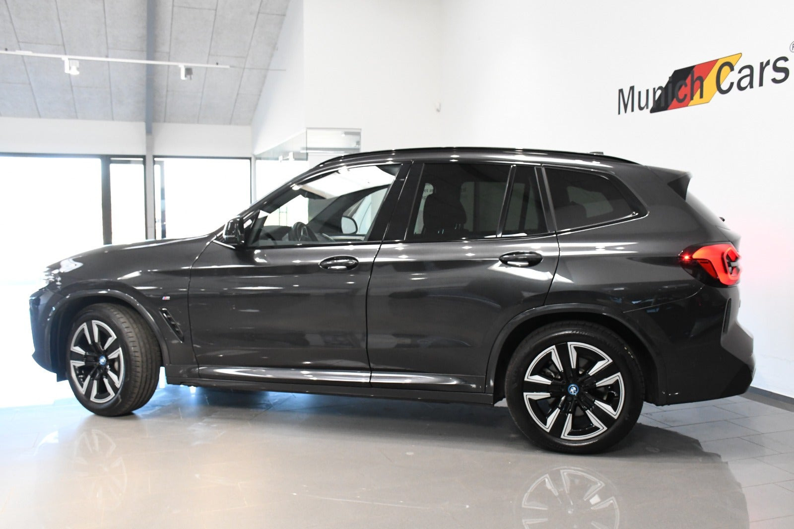 Grå BMW iX3 fra 2024