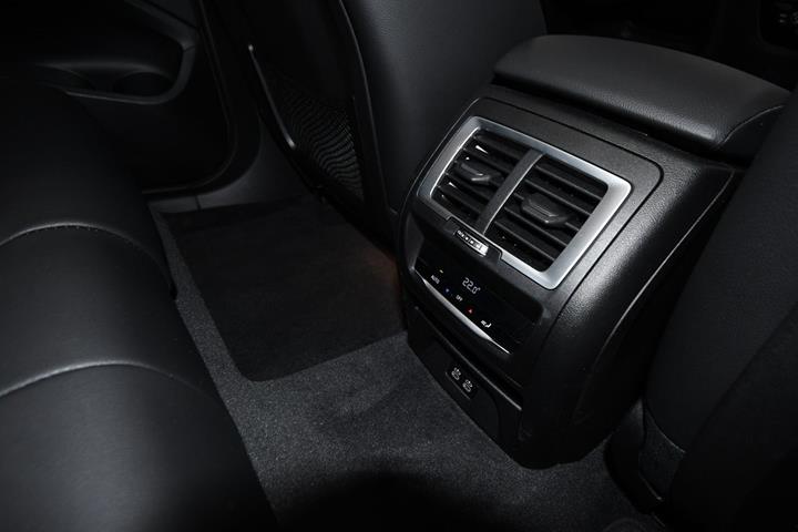 Grå BMW iX3 fra 2024