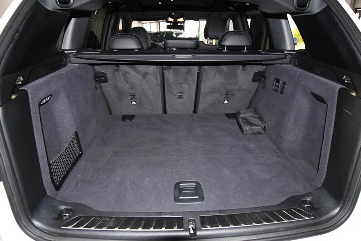 Hvid BMW iX3 fra 2024