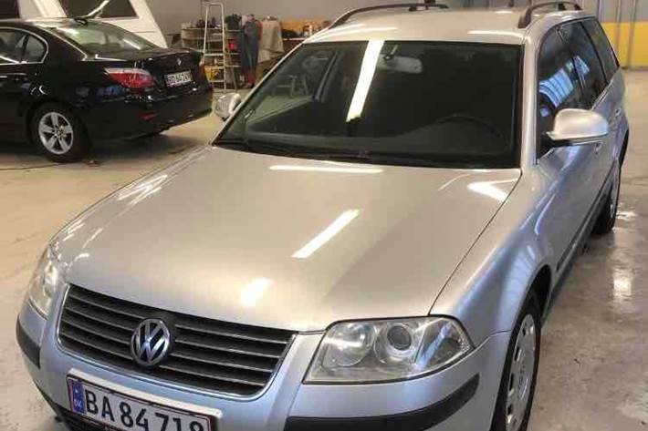 Grå VW Passat fra 2005