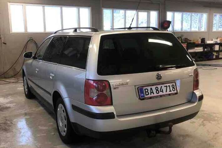 Grå VW Passat fra 2005