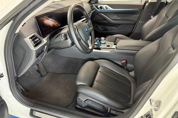 Hvid BMW i4 fra 2022