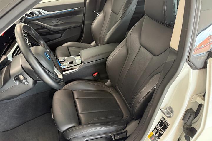 Hvid BMW i4 fra 2022