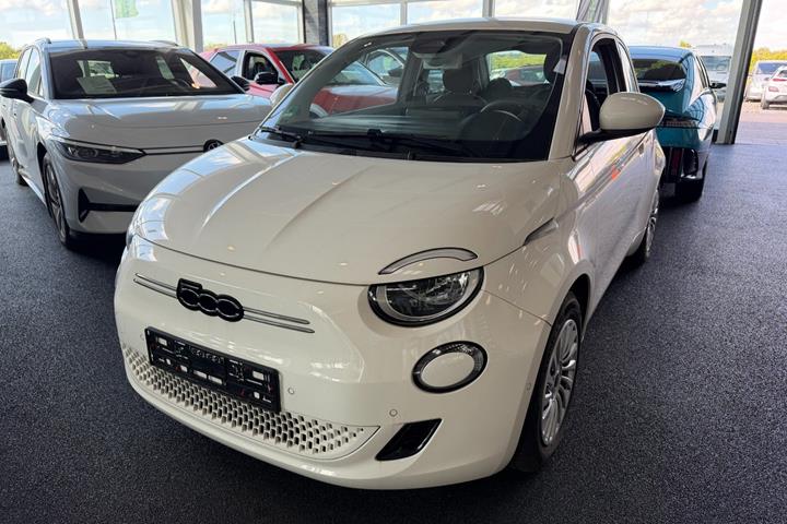Hvid Fiat 500e fra 2023