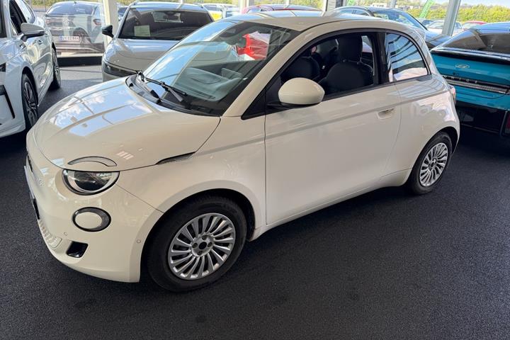 Hvid Fiat 500e fra 2023