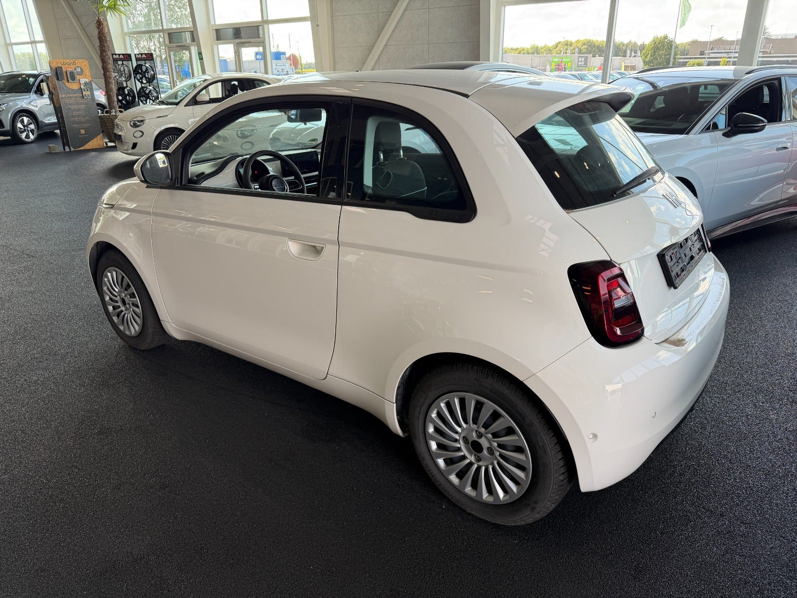 Hvid Fiat 500e fra 2023