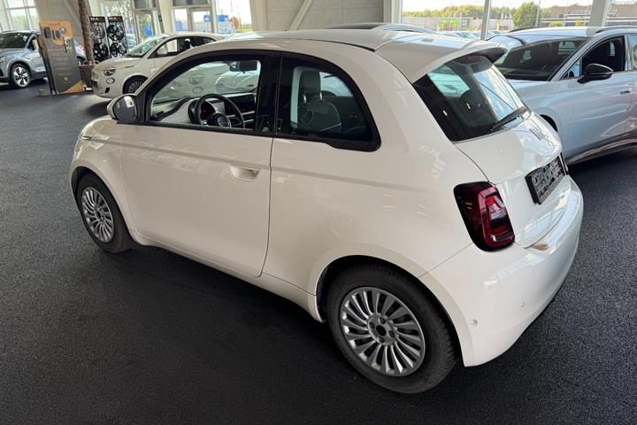 Hvid Fiat 500e fra 2023