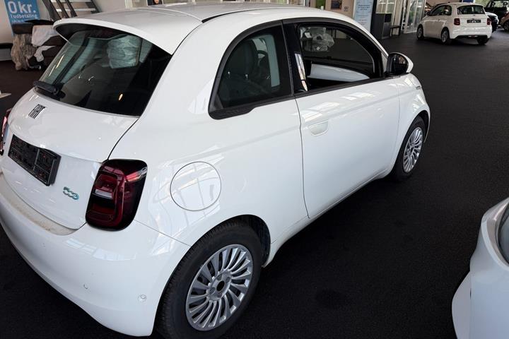 Hvid Fiat 500e fra 2023