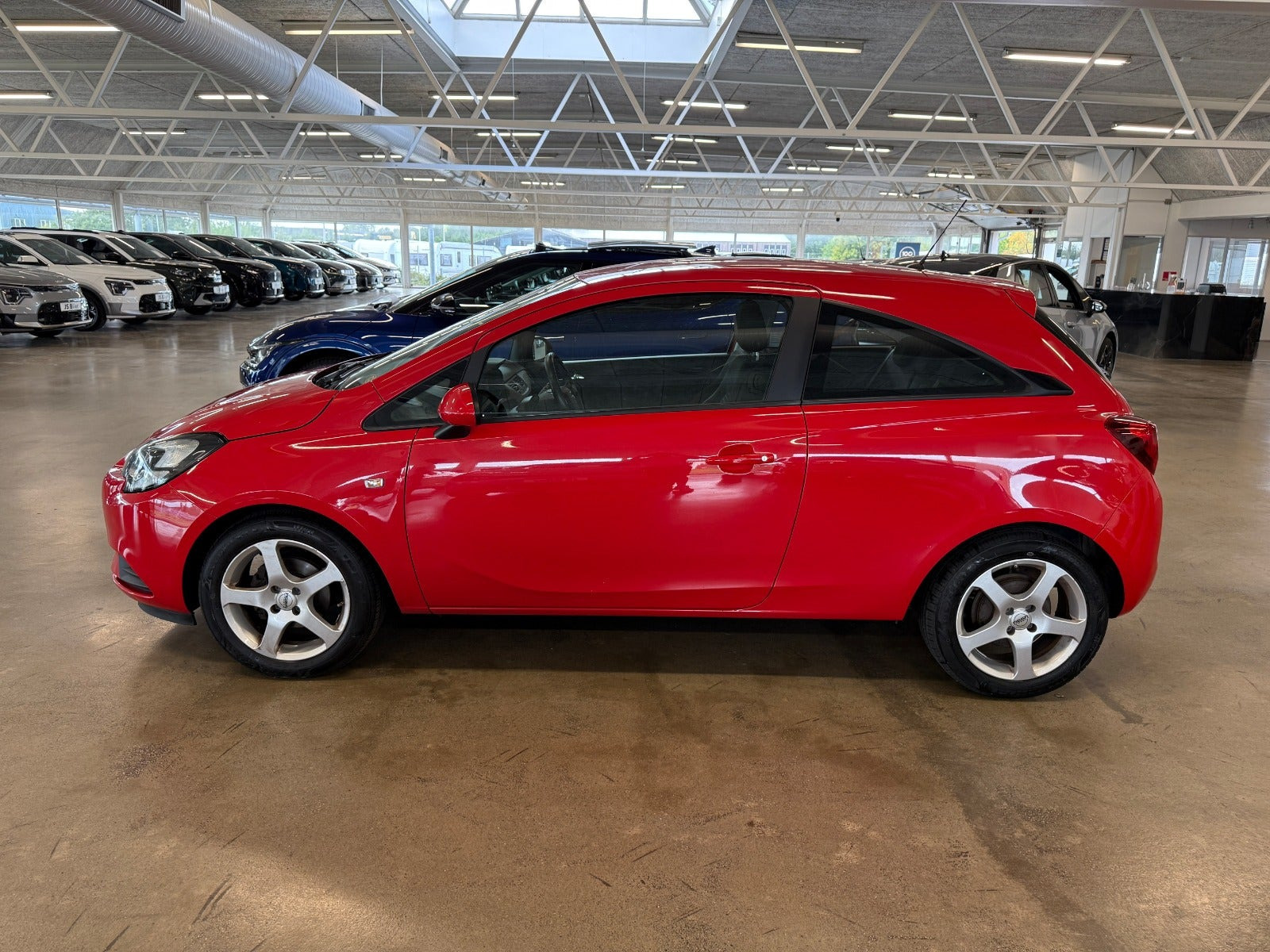 Rød Opel Corsa fra 2016