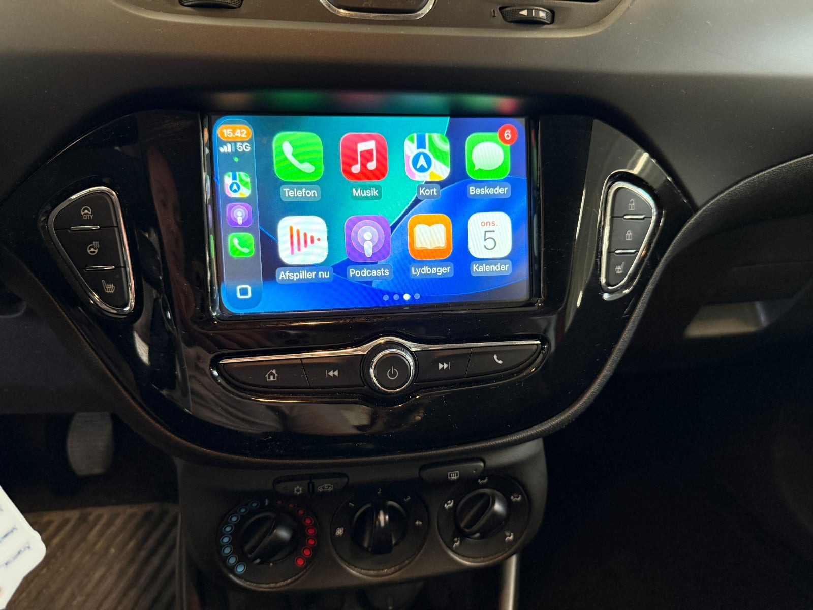 Rød Opel Corsa fra 2016