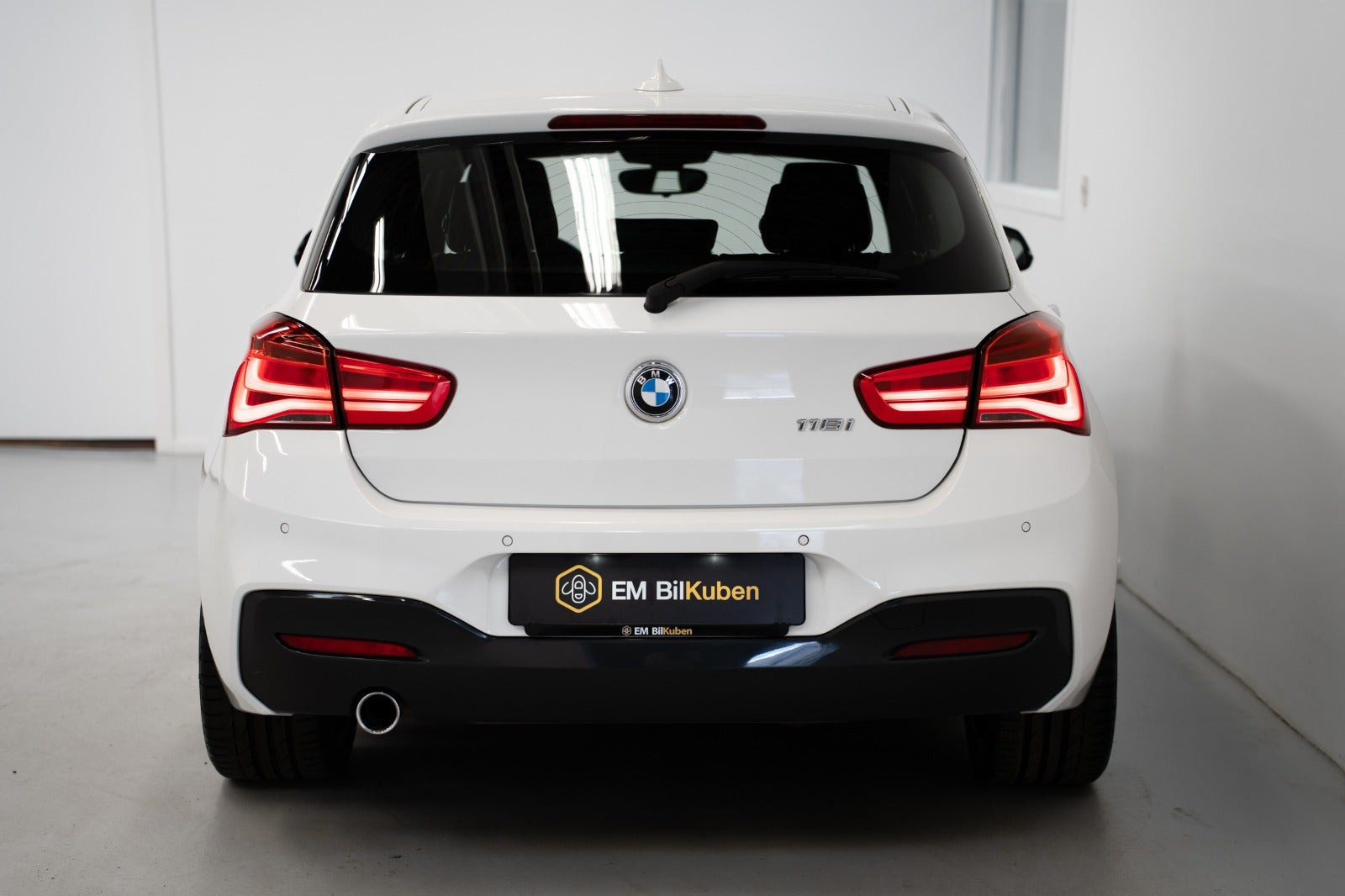 Hvid BMW 118i fra 2019