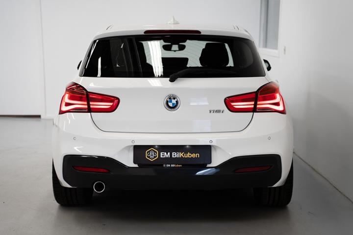 Hvid BMW 118i fra 2019