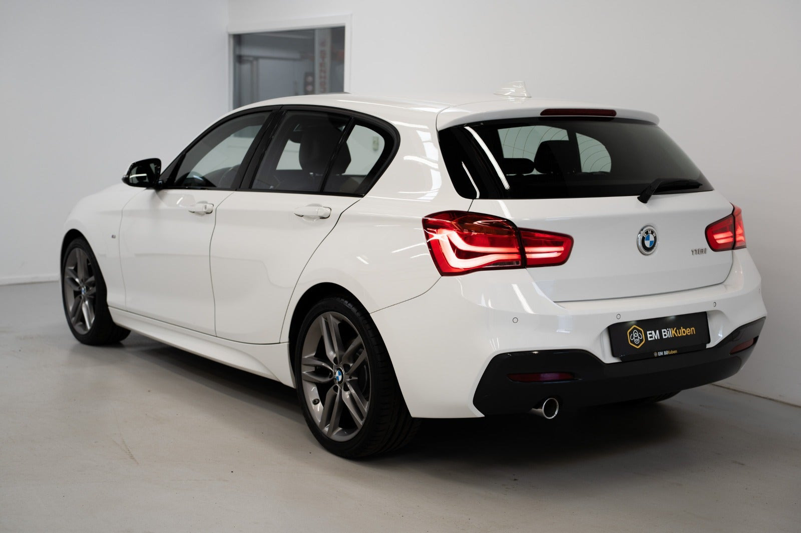 Hvid BMW 118i fra 2019