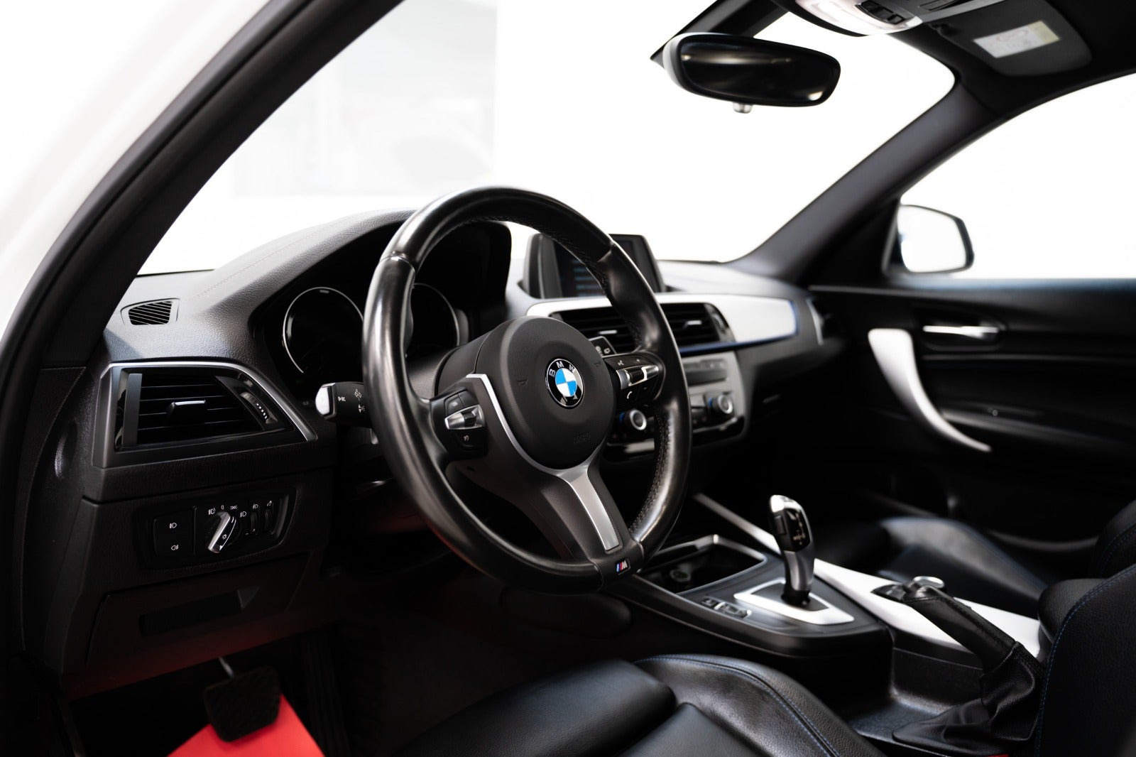 Hvid BMW 118i fra 2019