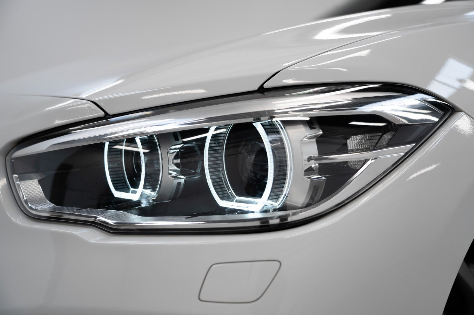Hvid BMW 118i fra 2019