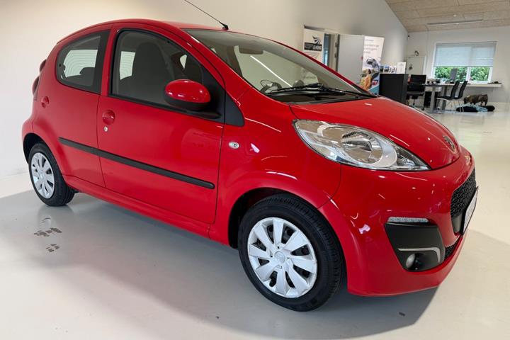 Rød Peugeot 107 fra 2013