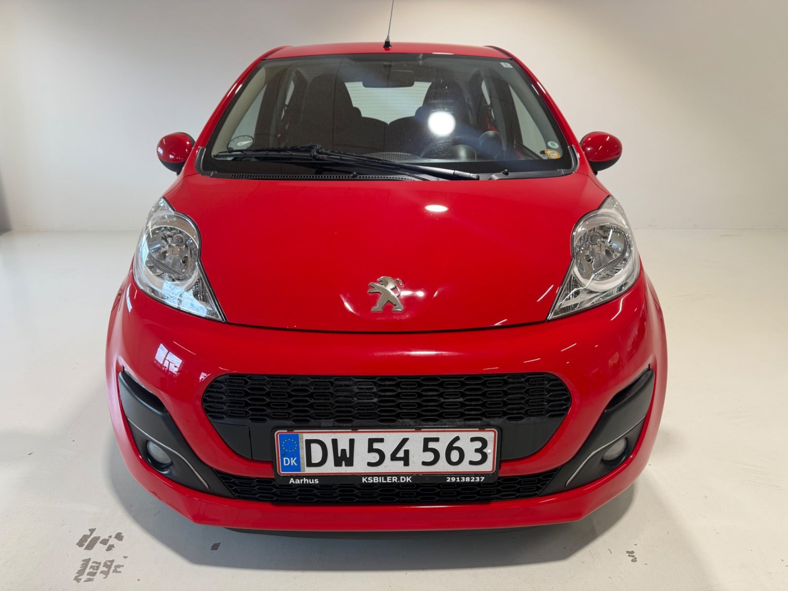Rød Peugeot 107 fra 2013