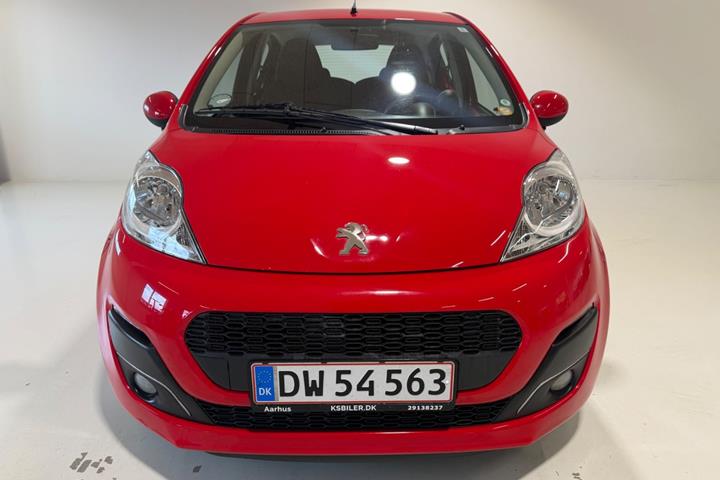 Rød Peugeot 107 fra 2013