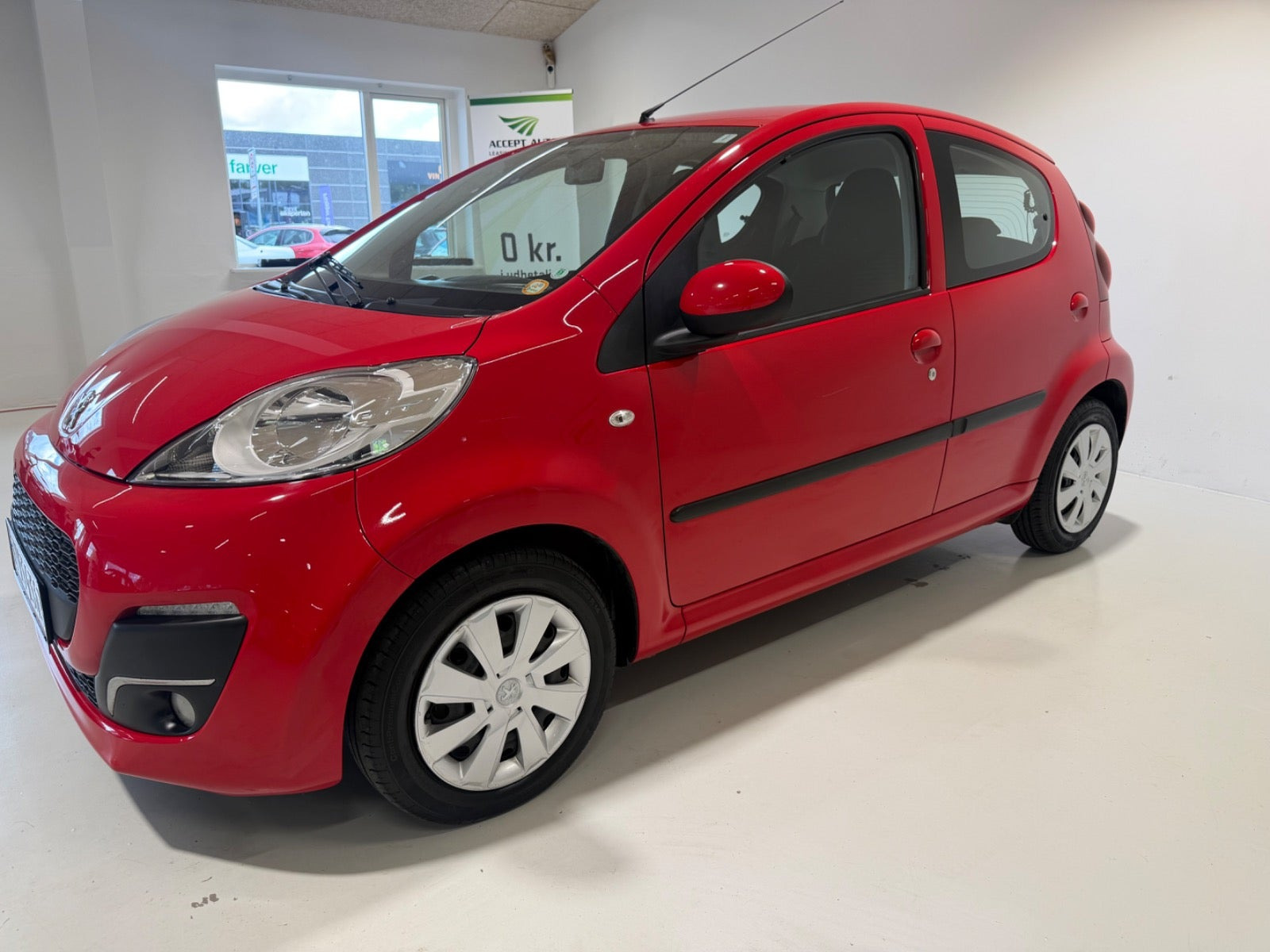 Rød Peugeot 107 fra 2013