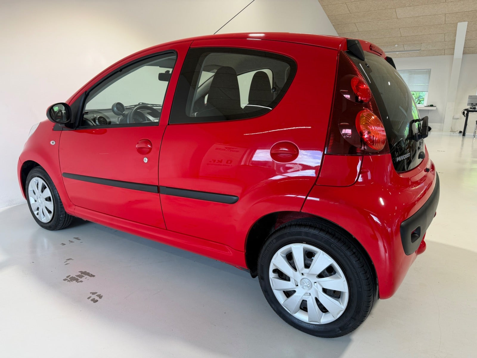 Rød Peugeot 107 fra 2013