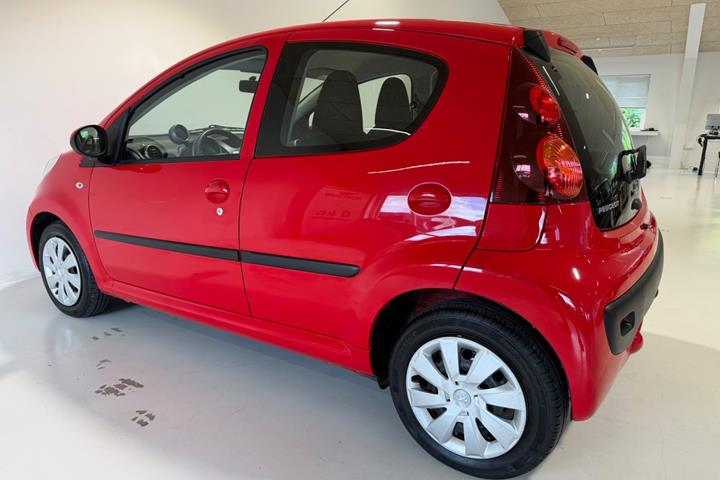 Rød Peugeot 107 fra 2013