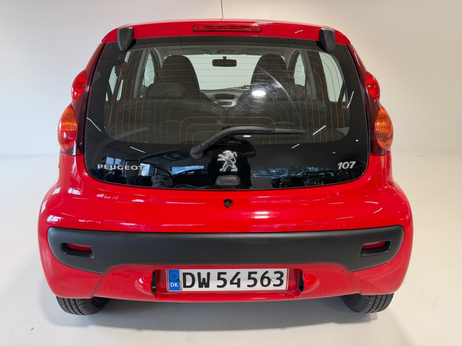 Rød Peugeot 107 fra 2013