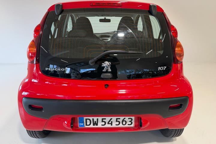 Rød Peugeot 107 fra 2013