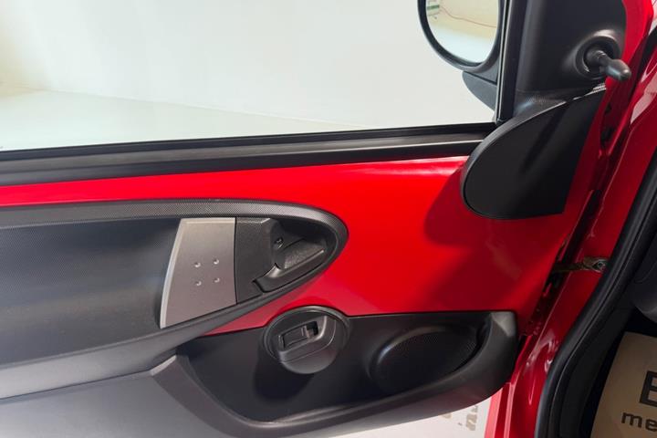 Rød Peugeot 107 fra 2013