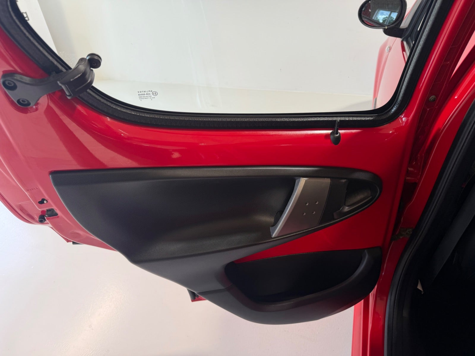 Rød Peugeot 107 fra 2013
