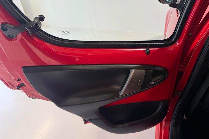 Rød Peugeot 107 fra 2013