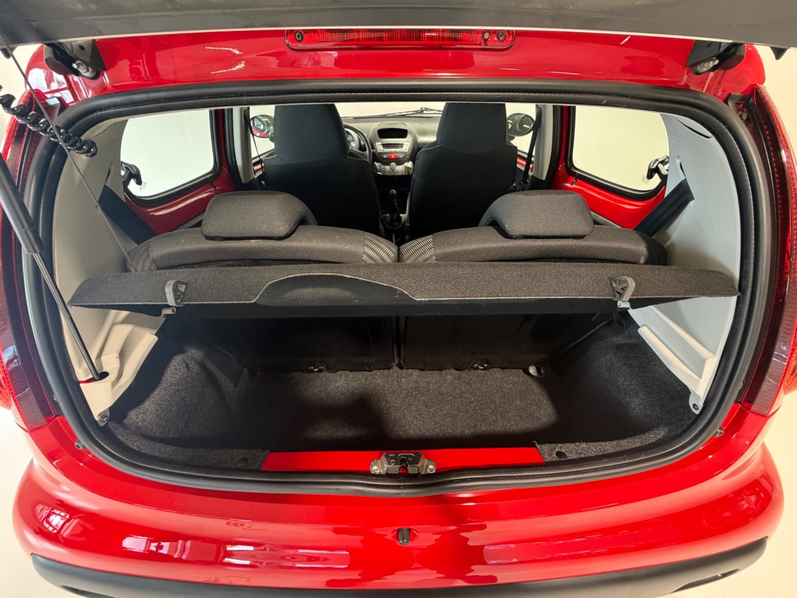 Rød Peugeot 107 fra 2013
