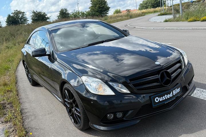 Rød Mercedes E200 fra 2011 set udefra