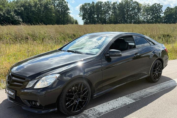 Rød Mercedes E200 fra 2011