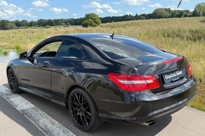 Rød Mercedes E200 fra 2011