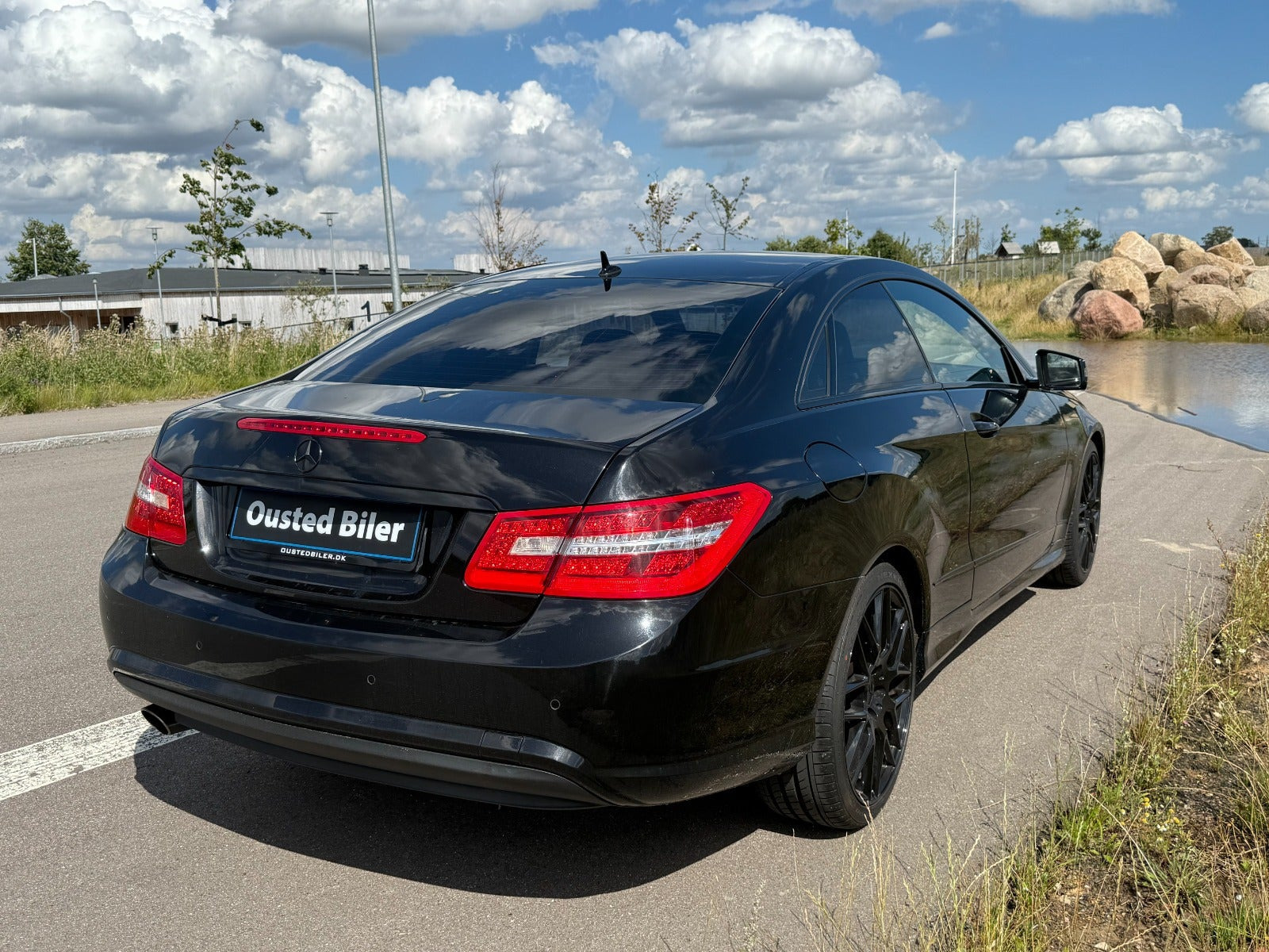 Rød Mercedes E200 fra 2011