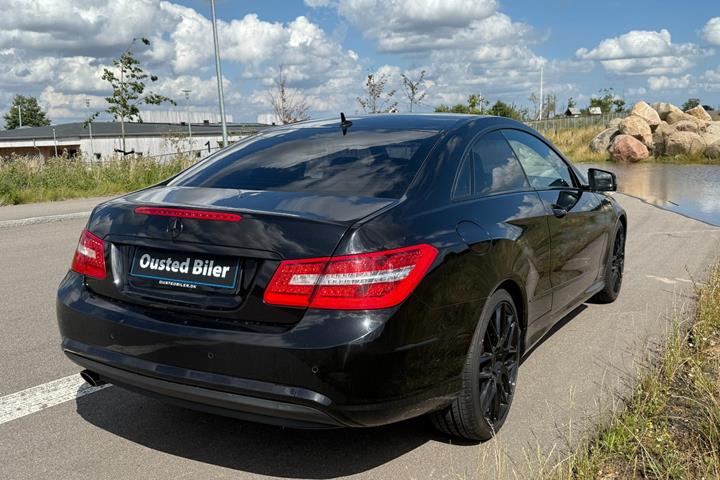 Rød Mercedes E200 fra 2011