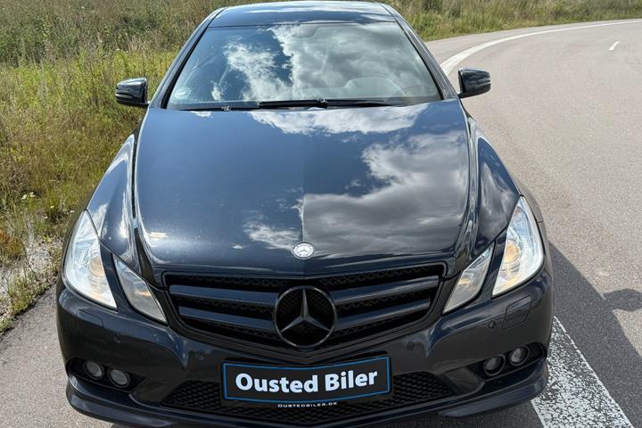 Rød Mercedes E200 fra 2011
