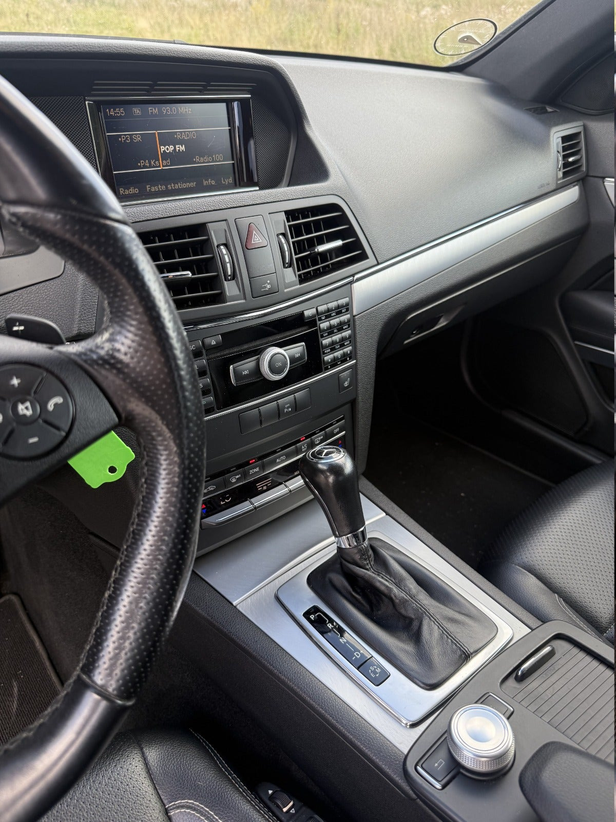 Rød Mercedes E200 fra 2011