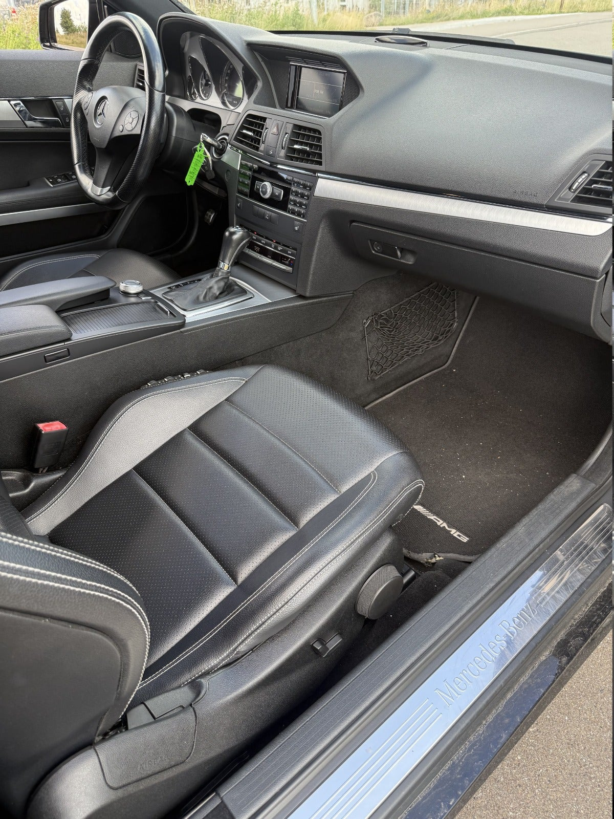 Rød Mercedes E200 fra 2011