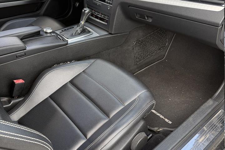 Rød Mercedes E200 fra 2011