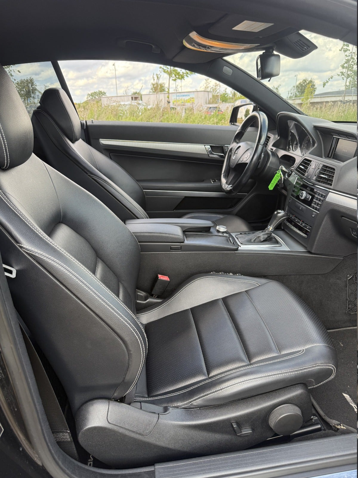 Rød Mercedes E200 fra 2011