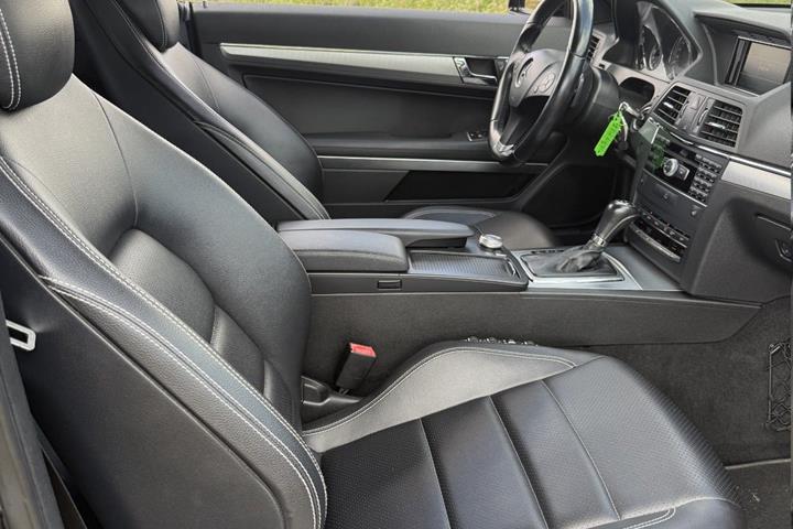 Rød Mercedes E200 fra 2011
