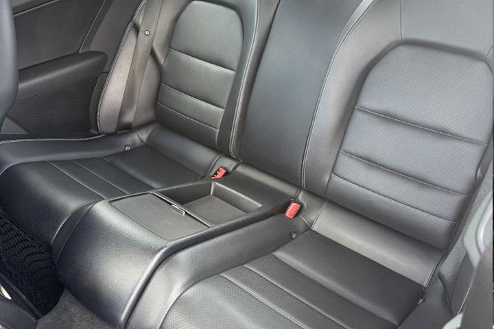 Rød Mercedes E200 fra 2011