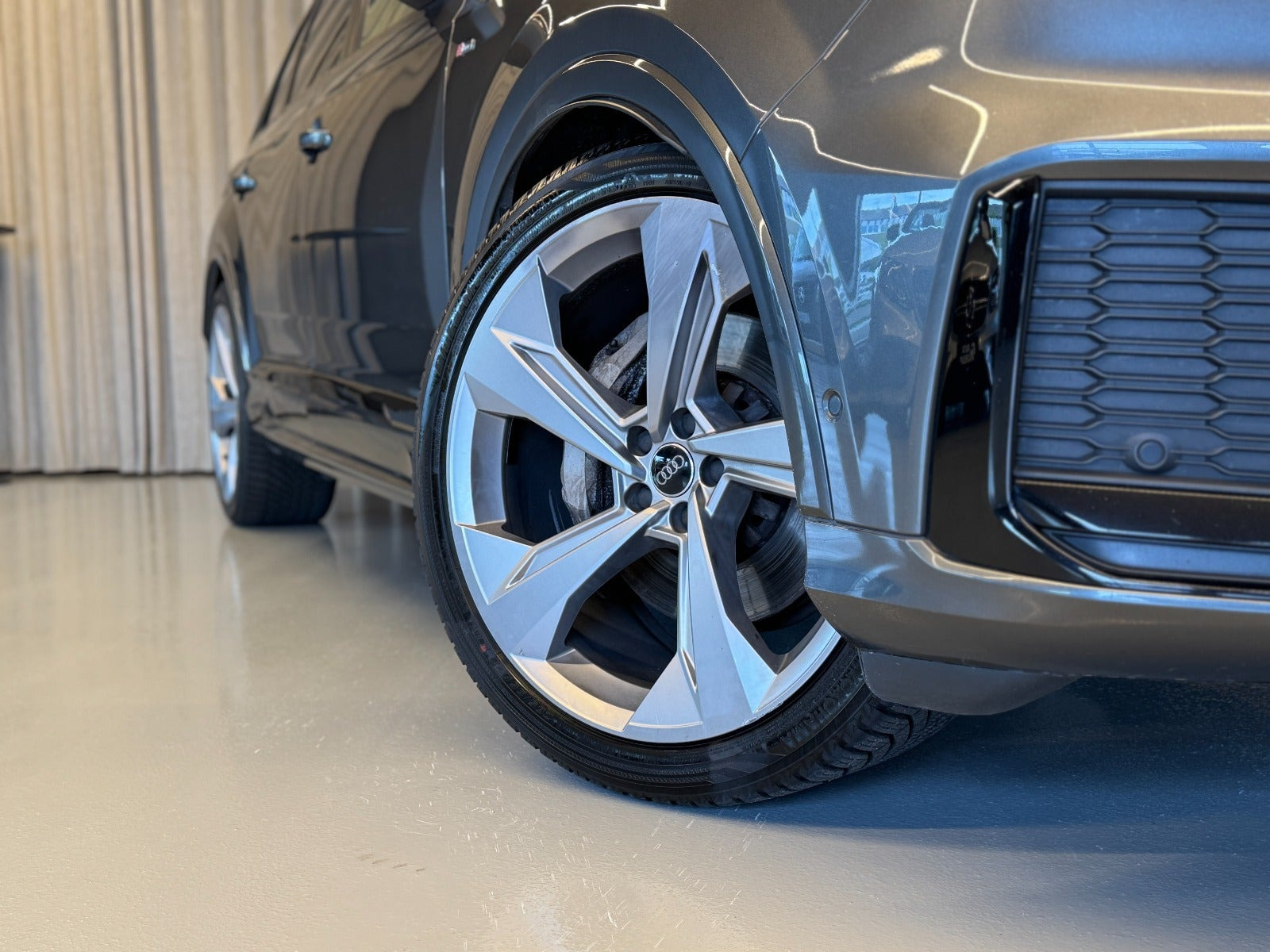 Grå Audi Q7 fra 2020