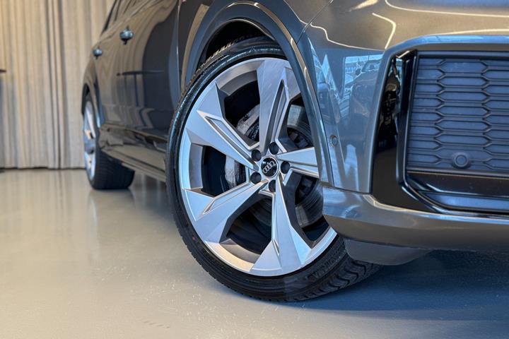 Grå Audi Q7 fra 2020