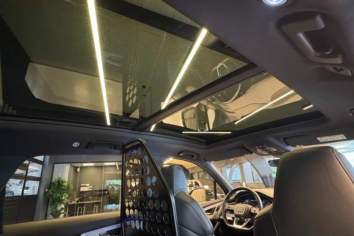 Grå Audi Q7 fra 2020