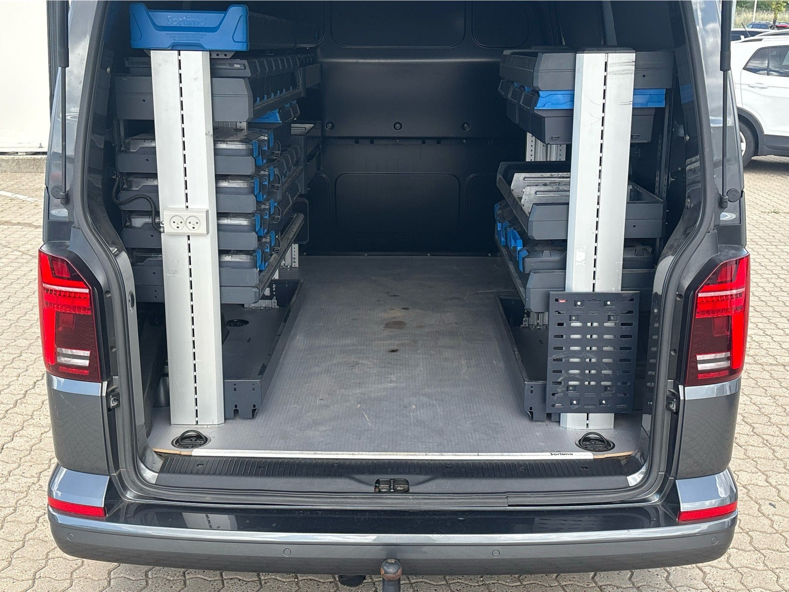 Grå VW Transporter fra 2022
